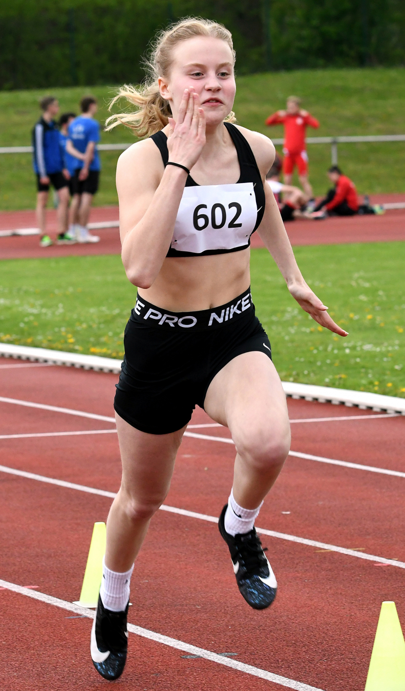 Immer schneller: W14-Athletin Maja Bolinger vom LAZ Soest erzielte mit starken 12,92 Sekunden eine neue persönliche 100-Meter-Bestzeit. - Foto: Bottin|||