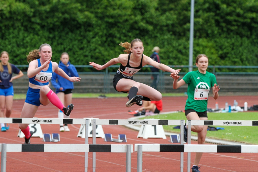 Nia Ferige (Mitte) kr&ouml;nte sich zur Westfalenmeisterin im Blockwettkampf Wurf. Foto: Reinhard