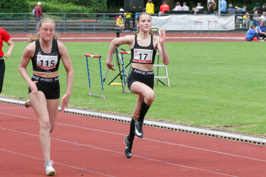 Nia Ferige (rechts) im Duell mit Nila Kunstmann. Foto: Reinhard