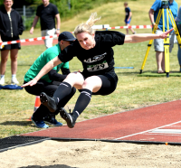 Persönliche Bestleistung und Qualifikation für die Deutschen Meisterschaften: W40-Athletin Dr. Janina Biegel vom LAZ Soest wurde mit 4,48 Metern Weitsprung-Westfalenmeisterin. Foto: Bottin|Zwei Westfalenmeisterinnen vom LAZ Soest: Ines Rustemeyer (rechts) und Dr. Janina Biegel holten sich bei den Titelkämpfen in Wassenberg Gold über 200 Meter und im Weitsprung. Foto: Bottin|Erstmals unter 30 Sekunden: Ines Rustemeyer vom LAZ Soest besiegte die Favoritin und wurde W50-Westfalenmeisterin über 200 Meter. Foto: Bottin|||