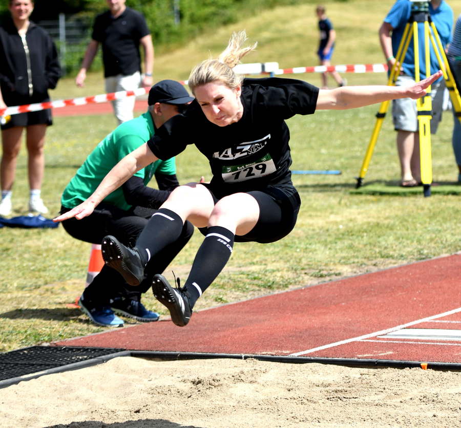 Pers&ouml;nliche Bestleistung und Qualifikation f&uuml;r die Deutschen Meisterschaften: W40-Athletin Dr. Janina Biegel vom LAZ Soest wurde mit 4,48 Metern Weitsprung-Westfalenmeisterin. Foto: Bottin