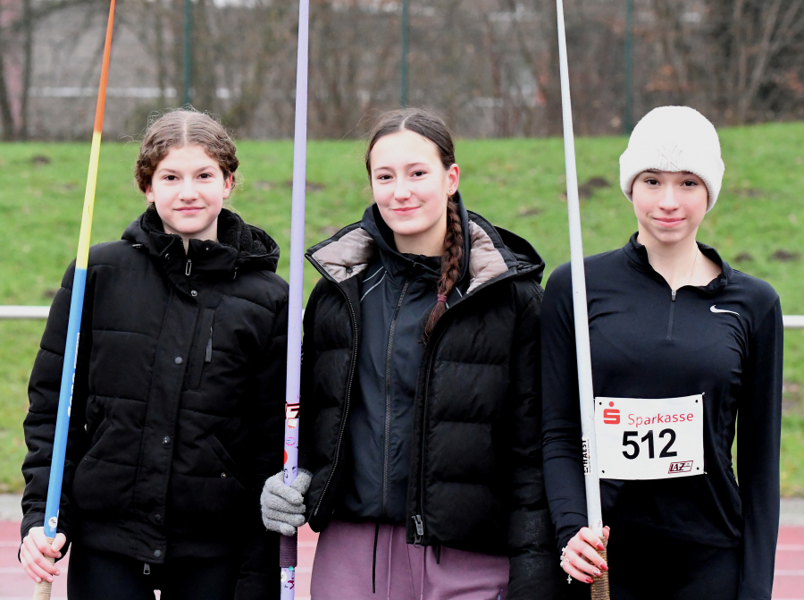 Die LAZ-Sportlerinnen Gesa Blesken, Michelle Muschalik und Mathilda Grienitz (v.l.n.r.) trotzten beim Winterwurf-Meeting ihres Vereins im Schulzentrum den widrigen Bedingungen                             beim Speerwurf mit Nieselregen und Temperaturen nur knapp über null Grad. Foto: Bottin