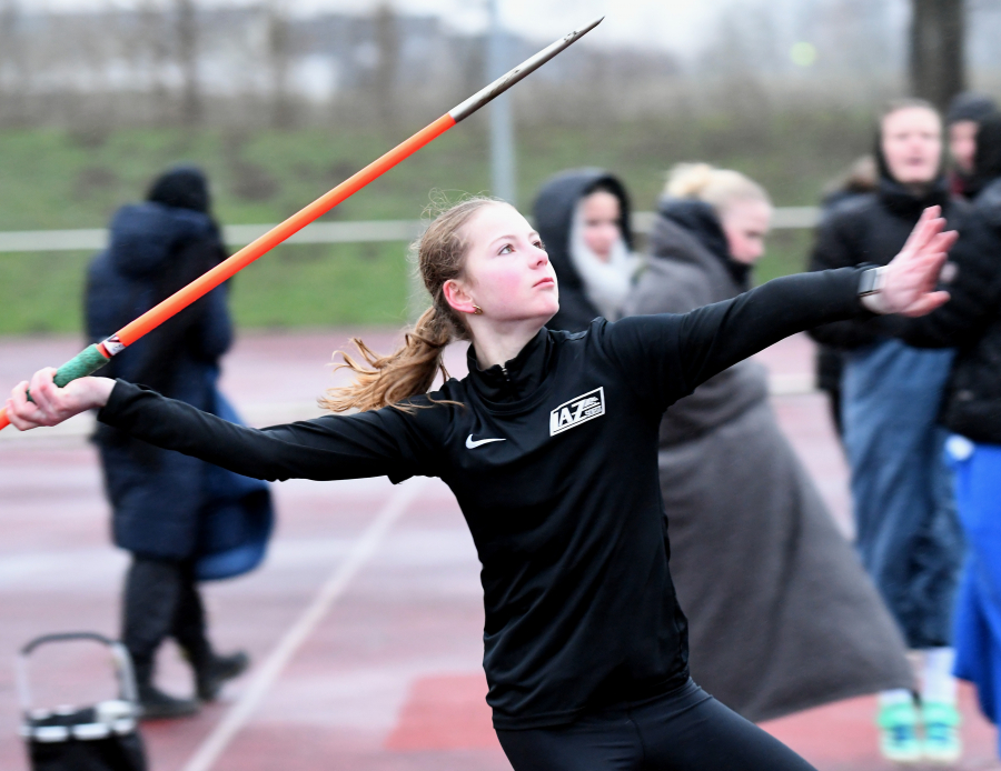 Nia Ferige vom LAZ Soest hatte es erstmals mit dem 500-Gramm-Speer zu tun und war auf Anhieb mit 23,23 Metern beste Werferin in der Altersklasse W14. Foto: Bottin