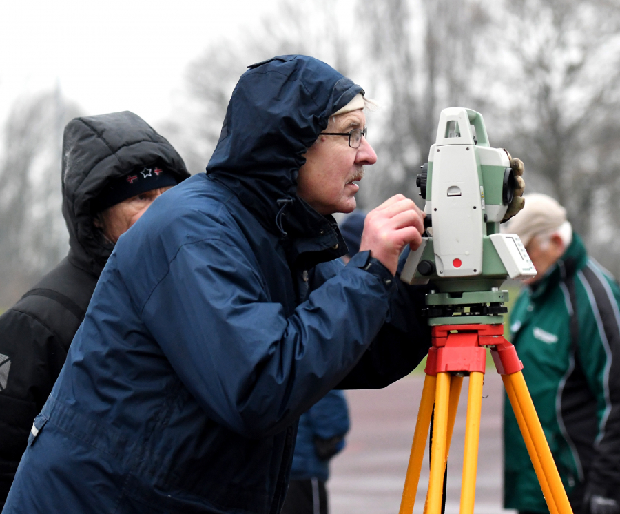 Modernste Technik: Bei seinem Winterwurf-Meeting im Schulzentrum setzte das LAZ Soest, im Bild der 2. Vorsitzende Rainer Vo&szlig;, auch wieder das vereinseigene, elektronische Weitenmessger&auml;t ein. Foto: Bottin