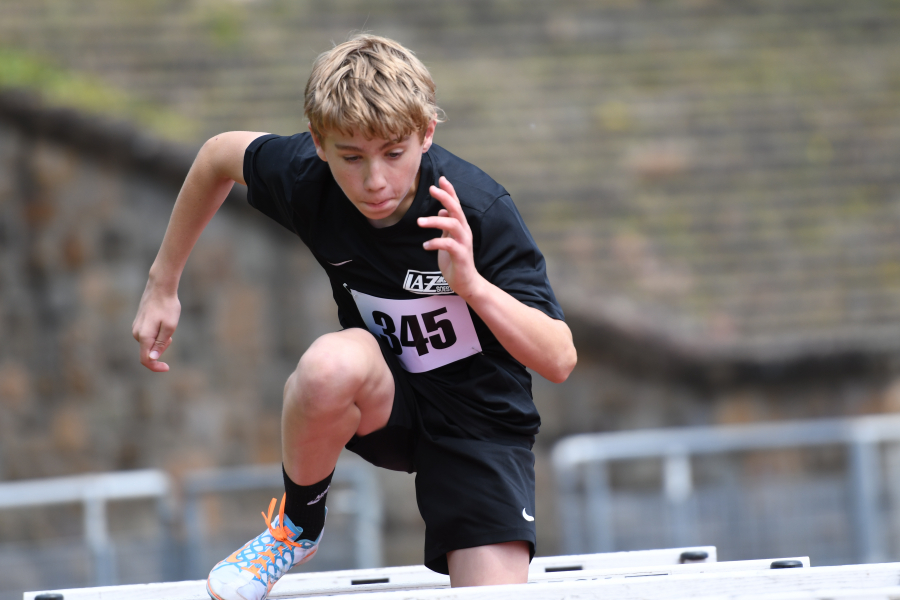 Gute Medaillenchancen hat M12-Hürdensprinter Michel Bottin vom LAZ Soest bei den U14-Westfalenmeisterschaften in Kamen. Foto: Bottin