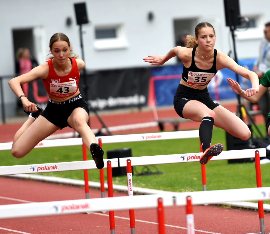 Überraschende Vizemeisterschaft: Multitalent Nia Ferige (rechts) vom LAZ Soest - hier im Zweikampf mit der Paderbornerin Ida Pauline Göke - verbesserte sich über 80-Meter-Hürden bei der W15 deutlich auf starke 12,60 Sekunden. Foto: Bottin