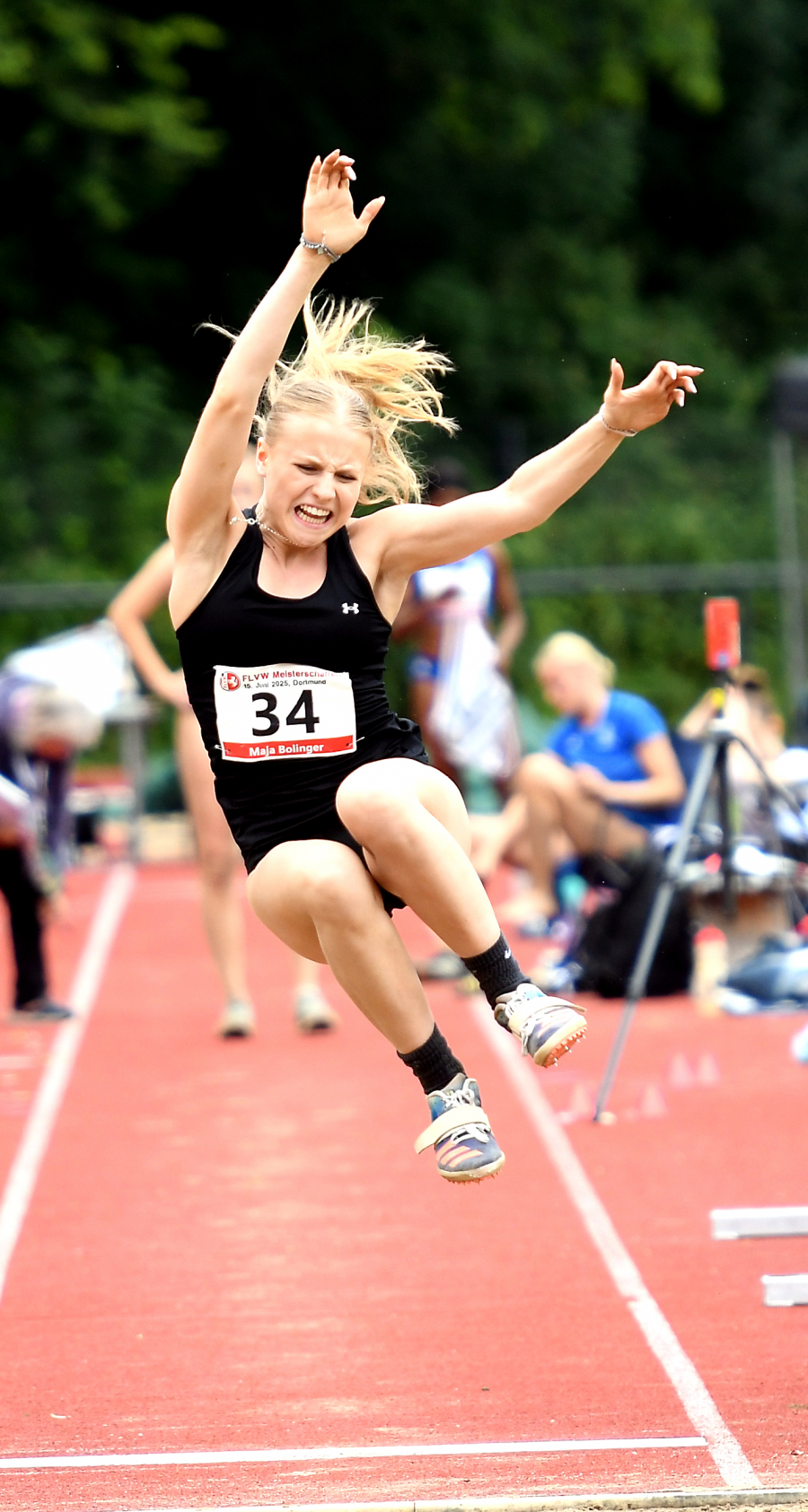 LAZ-Sprinterin Maja Bolinger bewies auch im Weitsprung mit neuer persönlicher Bestleistung von 5,32 Metern und Platz vier bei der weibl. Jugend U18  ihre Qualitäten. Foto: Bottin