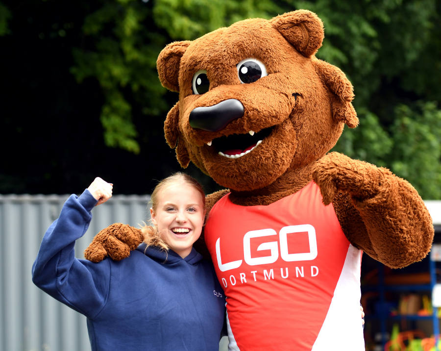 Mit Maja Bolinger freute sich auch das Maskotchen von Ausrichter LG Olympia Dortmund über die tollen Leistungen der Athletin vom LAZ Soest bei den &quot;Westfälischen&quot;. Foto: Bottin
