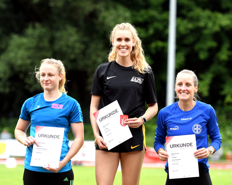 Strahlende Westfalenmeisterin: Laura Voß (Mitte) vom LAZ Soest siegte über 400-Meter-Hürden in persönlicher Bestzeit und ließ Chantal Maschinski (links, Hamm)) und Anne Schwedler (Bochum) um Längen hinter sich. Foto: Bottin