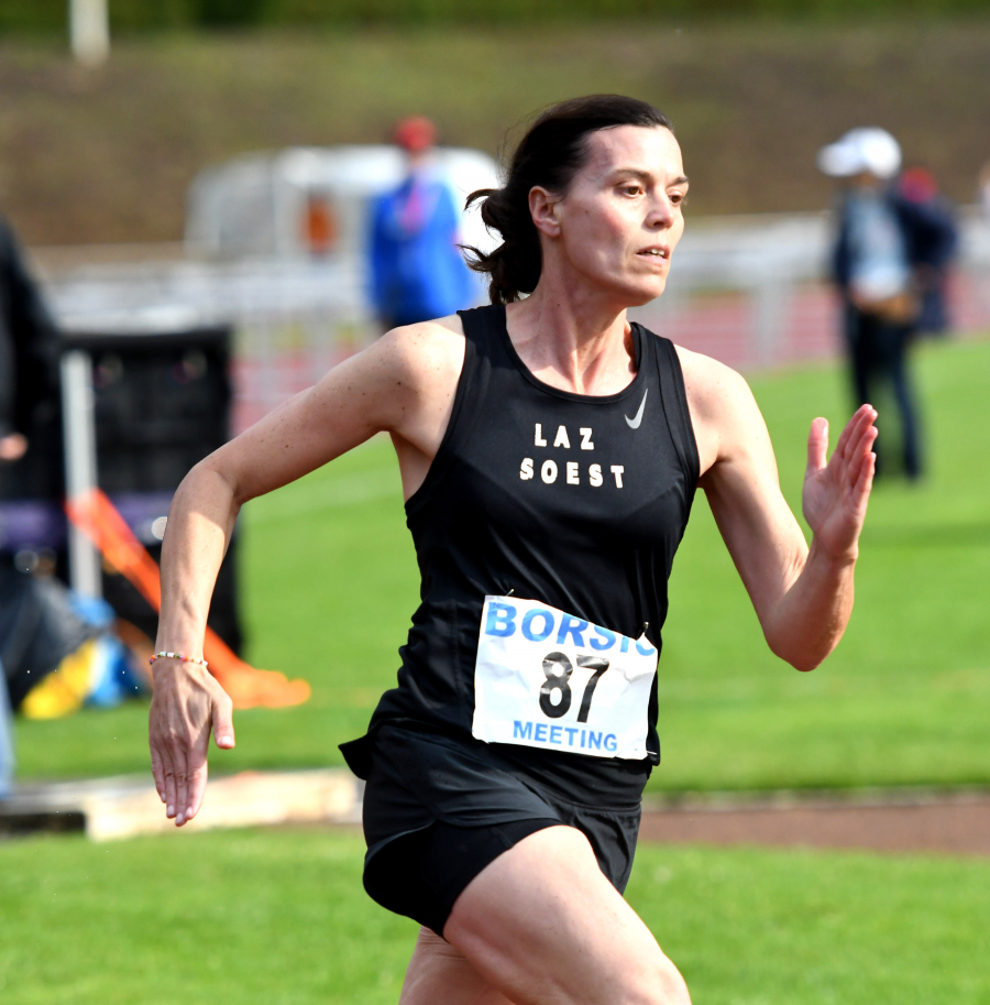 Mit DM-Norm an die Spitze Westfalens: W50-Athletin Ines Rustemeyer vom LAZ Soest verbesserte ihre Saisonbestmarke über 100 Meter auf starke 14,53 Sekunden. Foto: Bottin