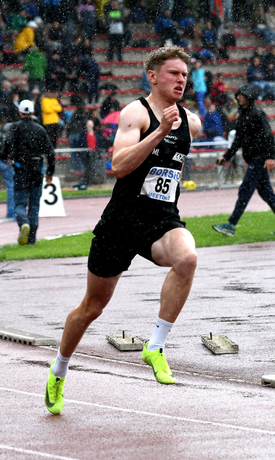 Starke Stadionrunde im strömenden Regen: U20-Athlet Moritz Langenscheidt lief mit 50,75 Sekunden persönliche Bestzeit über 400 Meter und ist über diese Strecke aktuell die Nummer drei in Westfalen. Foto: Bottin