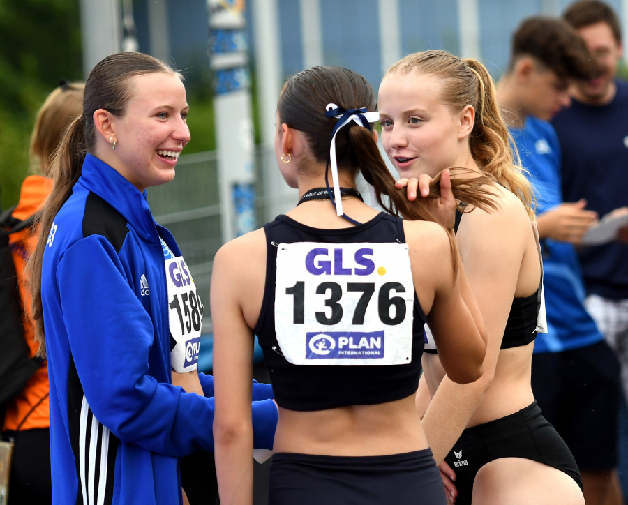 Unterhaltung nach der 100-Meter-Siegerehrung in Koblenz: Die Viertplatzierte Maja Bolinger (rechts) vom LAZ Soest mit Charlotte Görz (Platz sechs, TV Werne)                             und der Bronzemedaillengewinnerin Malina Fromm (mit dem Rücken zur Kamera) vom Erfurter LAC. Foto: Bottin