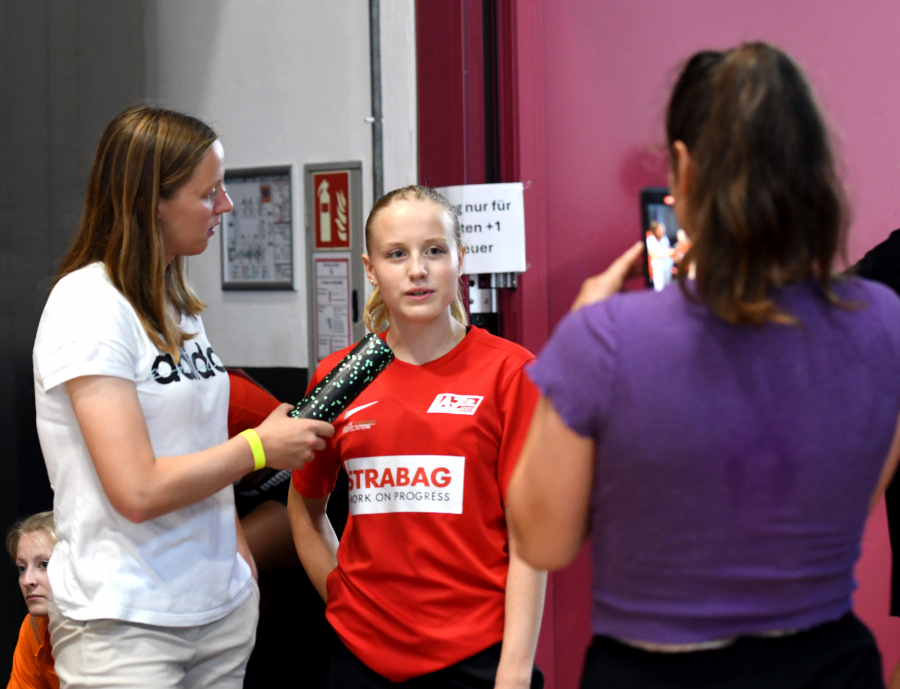 LAZ-Trainerin und Hammerwerferin Annika Straub führte in Koblenz Interviews mit Sprinterin Maja Bolinger für die Social Media-Auftritte des Vereins. Foto: Bottin