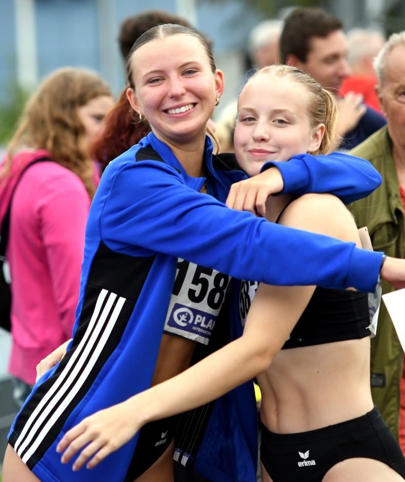 Konkurrentinnen, aber auch gut befreundet: Maja Bolinger (rechts) vom LAZ Soest und Charlotte Görz (TV Werne) belegten als beste U16-Sprinterinnen Nordrhein-Westfalens bei den Deutschen Meisterschaften über 100 Meter die Ränge vier und sechs. Foto: Bottin|Im Callroom: Anspannung vor dem DM-Finale über 100-Meter bei den acht Teilnehmerinnen mit Maja Bolinger (Dritte von rechts) vom LAZ Soest. Foto: Bottin|Maja Bolinger (links) vom LAZ Soest feierte mit Platz vier bei den Deutschen U16-Meisterschaften über 100 Meter ihren bisher größten sportlichen Erfolg. Das Foto zeigt                            die junge Oestinghausenerin bei der Siegerehrung im Koblenzer Stadion Oberwerth zusammen mit der Fünften Greta Linea Rentzow (Mitte, SV Medizin Schwerin)                            und  Charlotte Görz (TV Werne), die Sechste wurde. Foto: Bottin|Unterhaltung nach der 100-Meter-Siegerehrung in Koblenz: Die Viertplatzierte Maja Bolinger (rechts) vom LAZ Soest mit Charlotte Görz (Platz sechs, TV Werne)                             und der Bronzemedaillengewinnerin Malina Fromm (mit dem Rücken zur Kamera) vom Erfurter LAC. Foto: Bottin|LAZ-Trainerin und Hammerwerferin Annika Straub führte in Koblenz Interviews mit Sprinterin Maja Bolinger für die Social Media-Auftritte des Vereins. Foto: Bottin|||