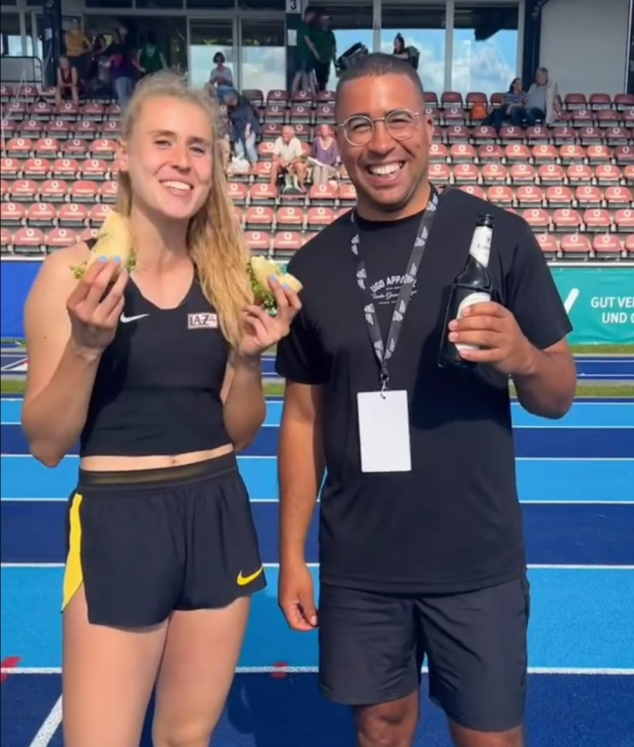 Strahlende Gesichert bei Laura Voß und ihrem Trainer Sam Stanislaus nach dem Wettkampf in Ratingen. Foto: Voß