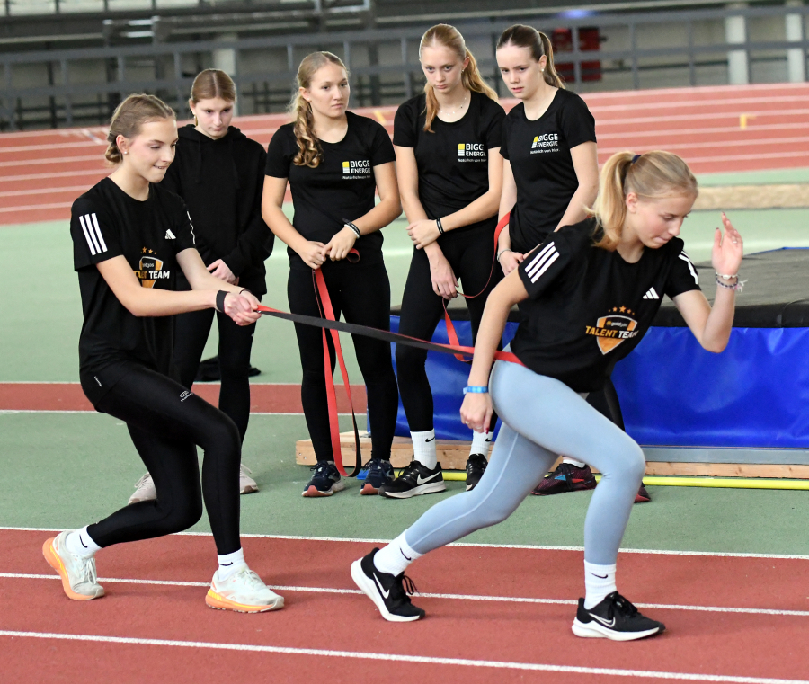 Aufmerksam verfolgt wird die Startkraftübung zwischen Maja Bolinger (rechts) vom LAZ Soest und der Lennestädterin Maja Tröster von mehreren Kadersprinterinnen beim Lehrgang in der Dortmunder Helmut-Körnig-Halle. Foto: Bottin