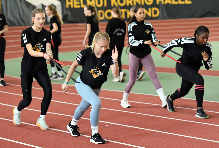 Startkraft-Übung zwischen Maja Bolinger (Mitte) und Maja Tröster (Lennestadt, links) sowie Kimberly Ogbuanu (Paderborn, rechts) und Samary Davies (Wattenscheid) beim Sprintkader-Lehrgang in Dortmund. Foto: Bottin