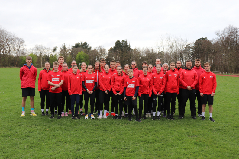 Rund 30 Sportlerinnen und Sportler nahmen am LAZ-Trainingslager in St. Peter-Ording teil. Foto: Finkeldei|||