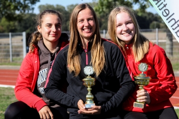 Die drei Hammerwerferinnen des LAZ Soest v.l. Jana Klee, Annika Straub und Antonia Böttiger