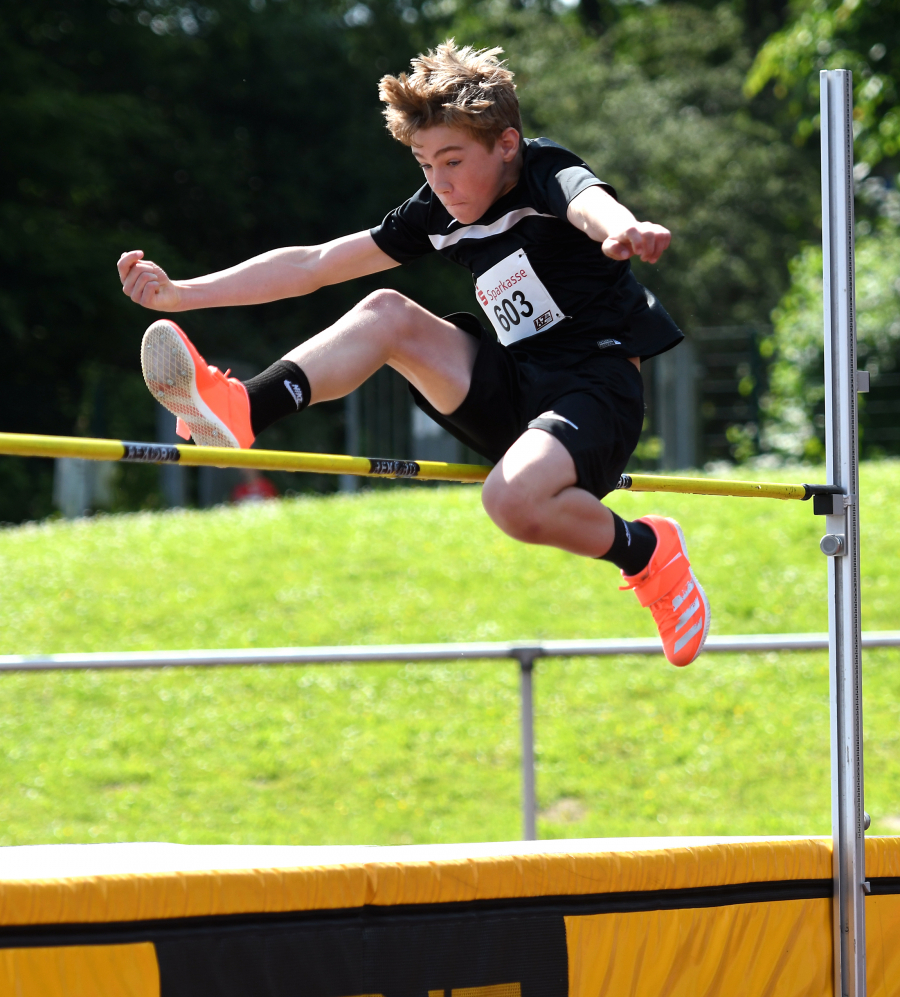 Michel Bottin holte sich den Stadtmeistertitel bei den M12-Sportlern im Vierkampf. Im Hochsprung erzielte er 1,32 Meter. Foto: Bottin