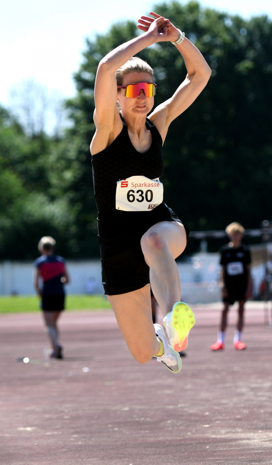 Dr. Janina Biegel sprang 3,84 Meter weit. Sie holte sich den mit 1082 Punkten den Titel im Dreikampf der Altersklasse W40. Foto: Bottin