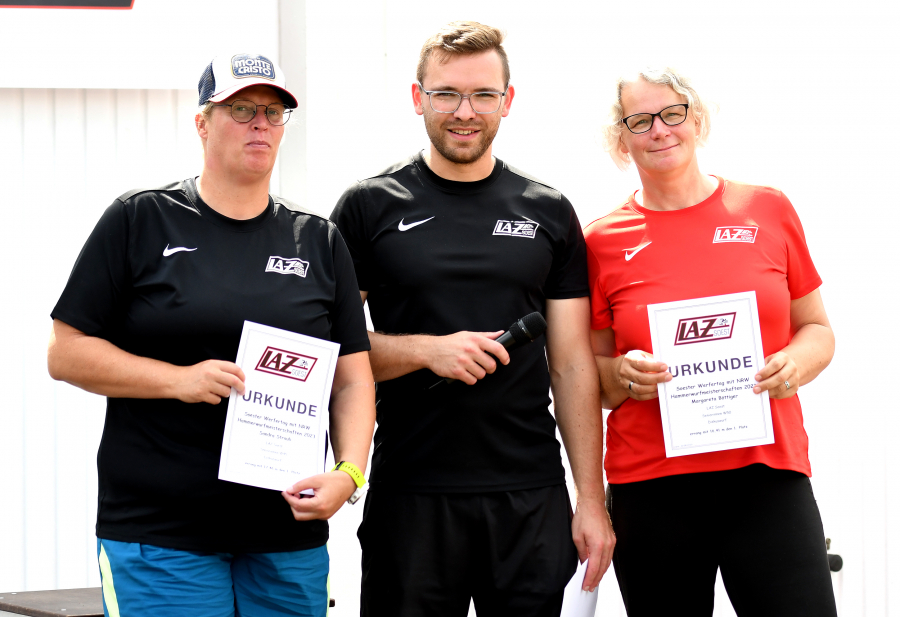 Veranstaltungsleiter Wieland Rikus mit den beiden LAZ-Seniorenwerferinnen Sandra Straub (links) und Margareta Böttiger. - Foto: Bottin