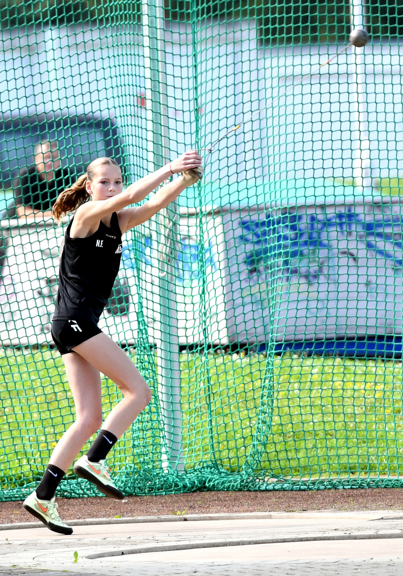 Nia Ferige - Foto Bottin.|Nia Ferige - Foto: Bottin.|NRW-Meisterin: W13-Sportlerin Nia Ferige (Mitte) vom LAZ Soest feierte mit dem Gewinn der NRW-Meisterschaft im Hammerwurf ihren bislang größten sportlichen Erfolg. Dabei verwies sie die beiden Leverkusenerinnen Leni Rau (links) und Caroline Dellhofen (beide vom TSV Bayer 04 leverkusen) auf die Plätze zwei und drei. - Foto: Bottin|Modernste Technik: Das LAZ Soest setzte beim Werfertag nicht weniger als drei elektronische Weitenmessgeräte, hier beim  Hammerwurf mit Jannis Finkeldei (links) und Oliver Wendt, ein. - Foto: Bottin|Veranstaltungsleiter Wieland Rikus mit den beiden LAZ-Seniorenwerferinnen Sandra Straub (links) und Margareta Böttiger. - Foto: Bottin|Margareta Böttiger. - Foto: Bottin|Sandra Straub. - Foto: Bottin|Helmut Höß, einer der ältesten Hammerwerfer der Veranstaltung. - Foto: Bottin|Toller Erfolg für das LAZ Soest: Sowohl Nia Ferige (W13, links) als auch Marlene Soer (W12) setzten sich in ihren Altersklassen gegen die starke rheinische Konkurrenz aus Dormagen und Leverkusen erfolgreich durch und holten in spannenden Entscheidungen Gold bei den NRW-Titelkämpfen im Hammerwurf. - Foto: Bottin|W15-Athletin Gesa Blesken machte den dreifachen Triumph für das LAZ Soest bei den NRW-Meisterschaften im Hammerwurf perfekt und holte wie ihre Mannschaftskameradinnen Nia Ferige und Marlene Soer den Titel. - Foto: Bottin|Vielseitig erfolgreich: Gesa Blesken freute sich neben dem NRW-Hammerwurftitel auch über eine neue persönliche Speerwurfbestleistung. - Foto: Bottin|||