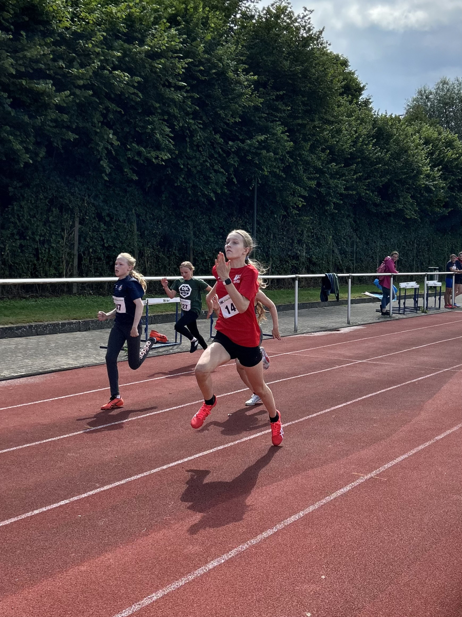 Auch im 75 Meter-Sprint war Greta Karsten (in rot) nicht zu schlagen. Foto: Klute