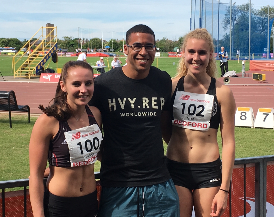 Laura Voß (rechts) mit Teamkollegin Lucy Turner und Trainer Sam Stanislaus.