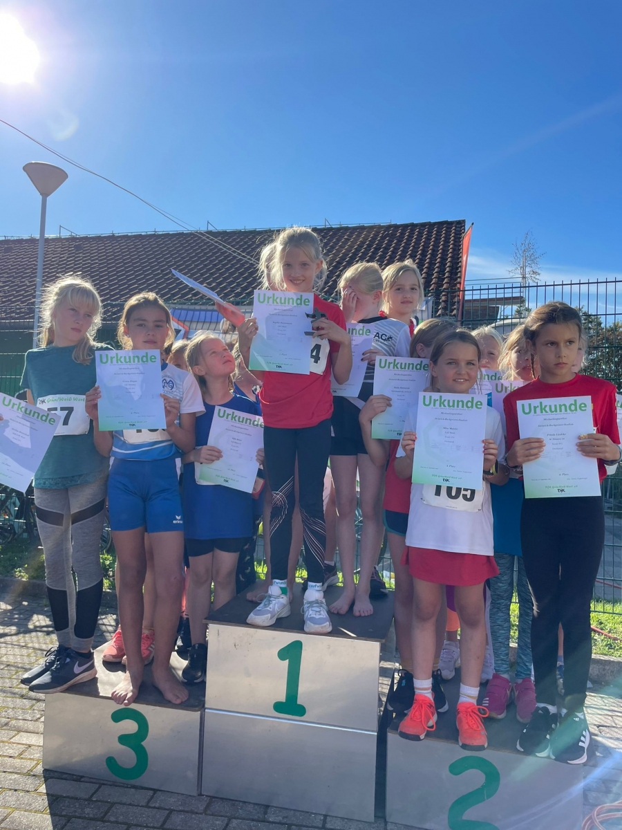 Sophie Bornemann (in rot) auf Platz eins, Mira Mahler (stehend, in wei&szlig;) auf Platz zwei. - Foto: Klee