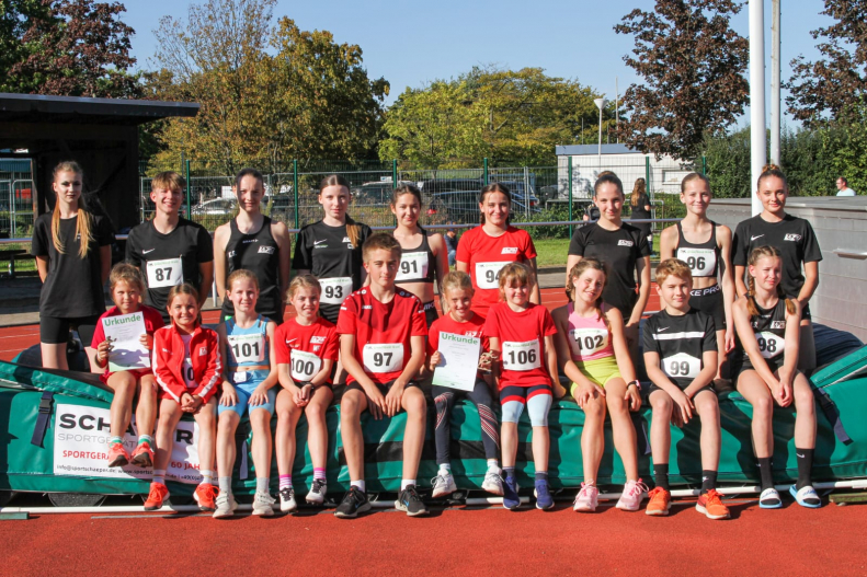 Das LAZ Soest war mit 19 Sportlerinnen und Sportlern beim Michaelissportfest am Start. - Foto: Reihard|Mona Nienhaus gewann den 800-Meter-Lauf in der Altersklasse W8. - Foto: Klee|Sophie Bornemann (in rot) auf Platz eins, Mira Mahler (stehend, in weiß) auf Platz zwei. - Foto: Klee|Rafael Hesse gewann gleich drei Michaelismännchen. - Foto: Straub|Erfolgreiche U12-Staffel (von links): Noelle Sophie Biegel, Marie Rustemeyer, Isabella Reichenbecher und Klara Lehde. - Foto: Reinhard|||