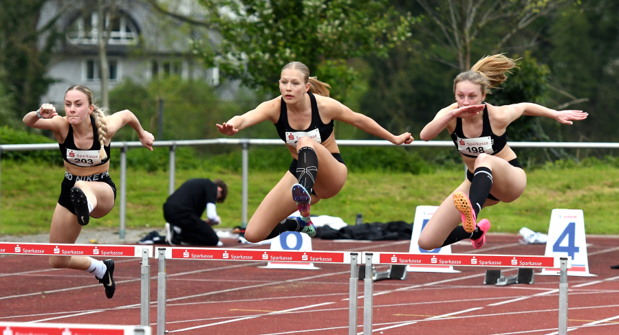 Das U18-Hürdentrio des LAZ Soest, v.l.n.r. Maya Klute, Mia Vollmer und Sophie Martin, am ersten Hindernis der 100-Meter-Strecke. Sophie Martin erzielte bei ihrem Debüt über diese Hürdendistanz auf Anhieb gute 14,96 Sekunden. Foto: Bottin