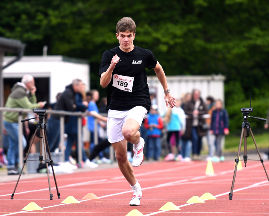 Der absolut schnellste Sportler des Sprintabends im Schulzentrum: U18-Athlet David Stracke vom LAZ Soest erzielte mit 2,96 Sekunden im fliegenden Sprint über 30 Meter als Einziger eine Zeit unter drei Sekunden. Foto: Bottin