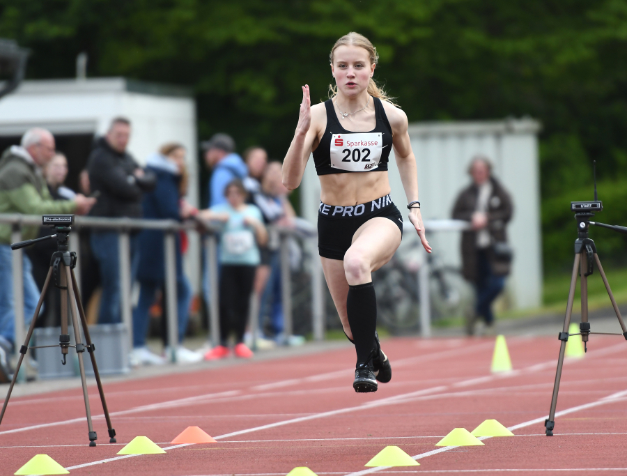 W15-Athletin Maja Bolinger vom LAZ Soest sorgte beim Sprintabend ihres Vereins für das Topergebnis: Die 14-Jährige knackte bei ihrem ersten Einzelstart über 200 Meter in 25,70 Sekunden auf Anhieb die DM-Norm bei der weiblichen Jugend U18. Im 30-Meter-fliegend-Sprint erzielte die Oestinghausenerin 3,40 Sekunden. Foto: Bottin