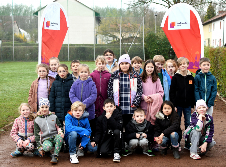 Die Schülerinnen und Schüler der 3b der Wieseschule machten den Auftakt zum Stadtwerke Soest-LAZ-Grundschul-Sprintcup 2024 und legten im fliegenden Sprint die 20-Meter-Strecke auf der schuleigenen Sportanlage zurück. Foto: Bottin|Der Stadtwerke Soest-LAZ-Grundschul-Sprintcup an der Wieseschule. Foto: Bottin|Der Stadtwerke Soest-LAZ-Grundschul-Sprintcup an der Patroklischule. Foto: Bottin|Der Stadtwerke Soest-LAZ-Grundschul-Sprintcup an der Patroklischule. Foto: Bottin|Der Stadtwerke Soest-LAZ-Grundschul-Sprintcup an der Patroklischule. Foto: Bottin|||