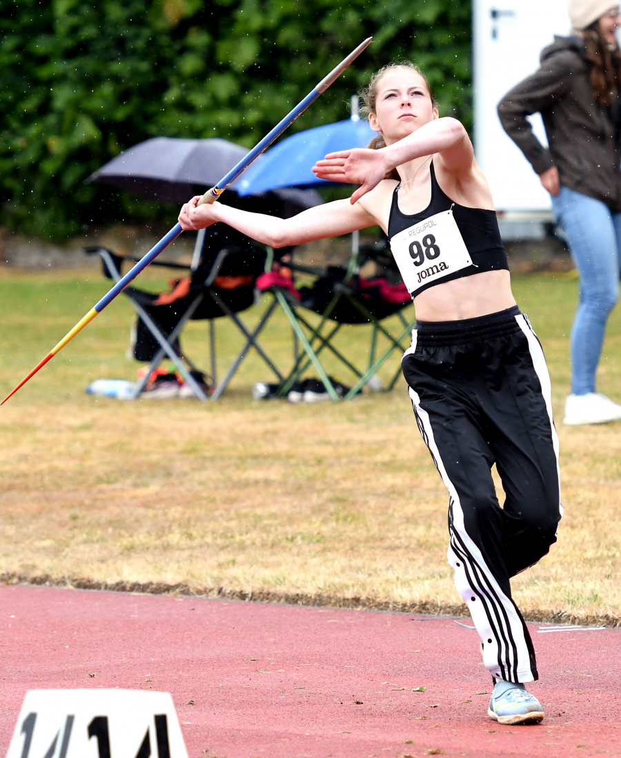 Mehrkampftalent Nia Ferige ist bei den Westfalenmeisterschaften in Lage mit fünf Disziplinstarts, u.a.a. im Speerwurf, die meistbeschäftigste Sportlerin des LAZ Soest. Im Diskuswurf ist die W15-Athletin des LAZ Soest Topfavoritin auf den Titel. Foto: Bottin