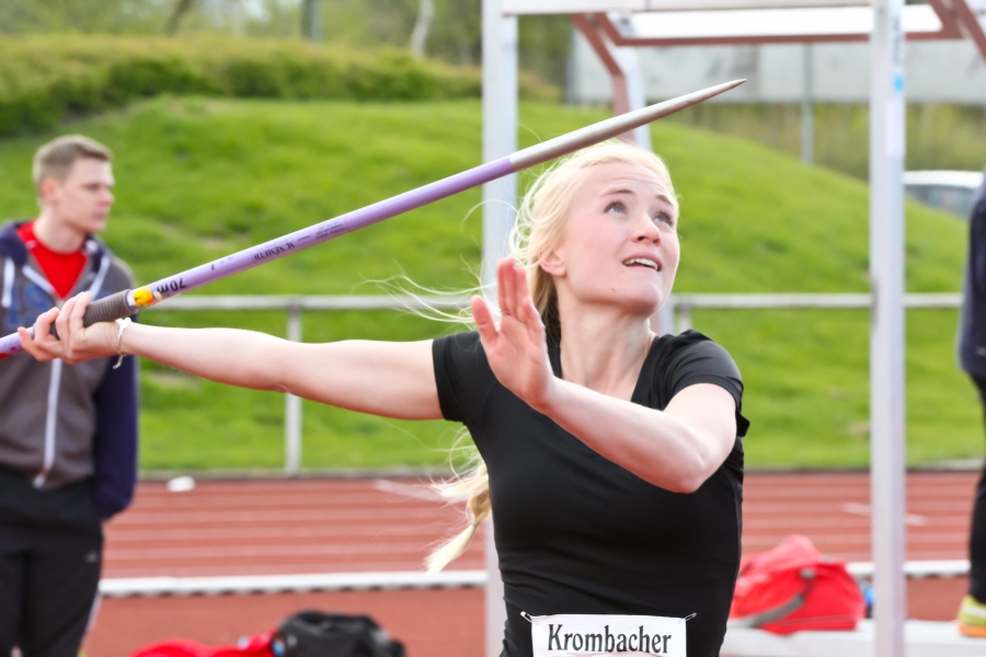 Sofia Falkenberg beim Speerwurf.