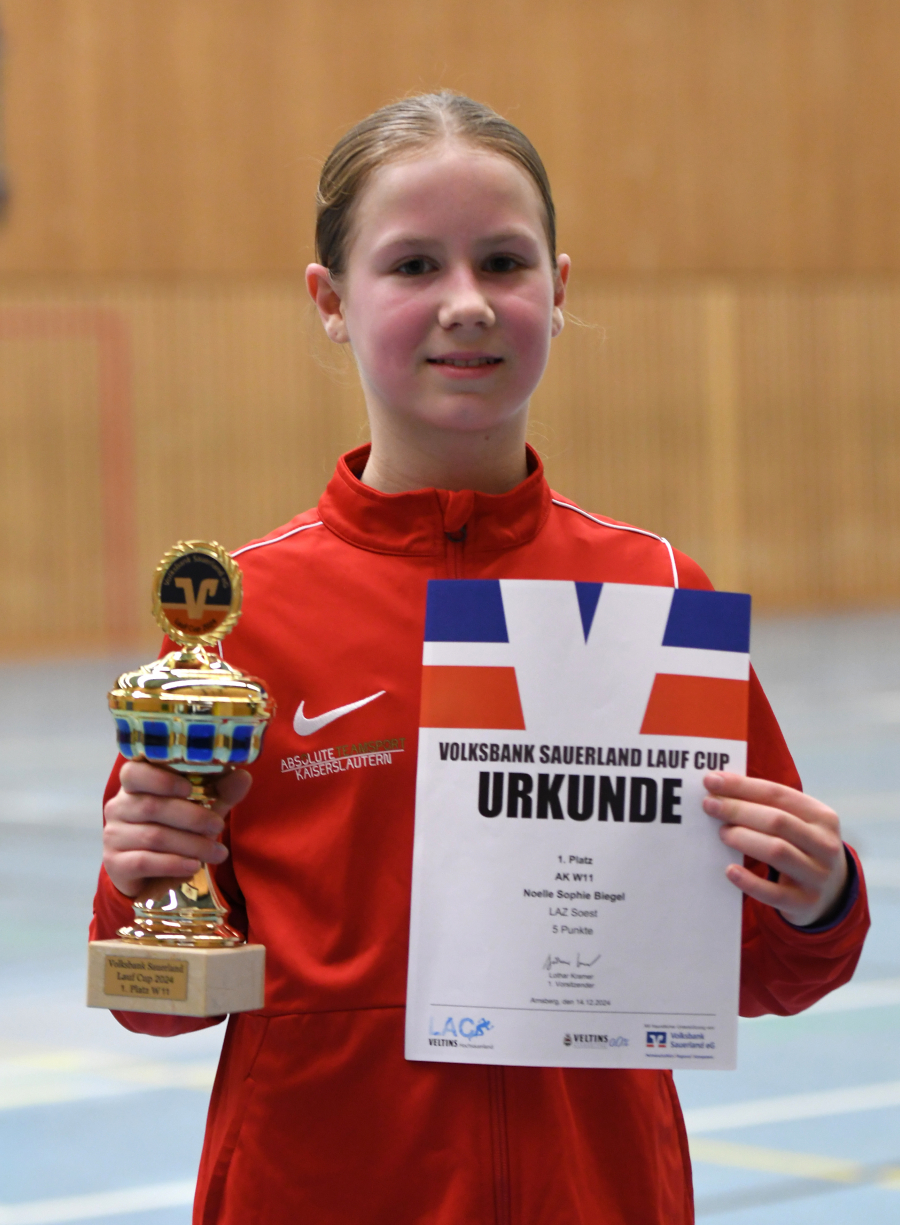 Pokal und Urkunde f&uuml;r den Gesamtsieg: W11-Sportlerin Noelle Biegel vom LAZ Soest entschied den Sauerland-Cup souver&auml;n f&uuml;r sich. Foto: Bottin