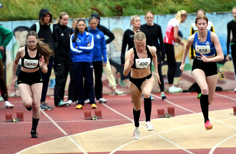 Bei widrigen äußeren Bedingungen war U16-Sprinterin Maja Bolinger (Mitte) vom LAZ Soest - hier mit Clara Dietrich (rechts, TV Werne) und Lina Marleen Thimm (links, TSV Hagen) über 100 Meter in 12,62 Sekunden die schnellste Athletin beim Abendsportfest in Hemer. Foto: Bottin|Bei widrigen äußeren Bedingungen war U16-Sprinterin Maja Bolinger vom LAZ Soest über 100 Meter in 12,62 Sekunden die schnellste Athletin beim Abendsportfest in Hemer. Foto: Bottin|Bei widrigen äußeren Bedingungen war U16-Sprinterin Maja Bolinger vom LAZ Soest über 100 Meter in 12,62 Sekunden die schnellste Athletin beim Abendsportfest in Hemer. Foto: Bottin|||