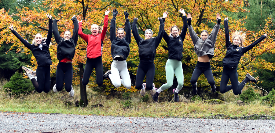 Die Sportlerinnen des LAZ Soest haben reichlich Trainingsspaß im Arnsberger Wald (von links): Maya Klute, Jette Lüttig, Sophie Martin, Delia Ponomarenko, Lina Vollmer, Michelle Muschalik, Mathilda Grienitz und Gesa Blesken. Foto: Bottin