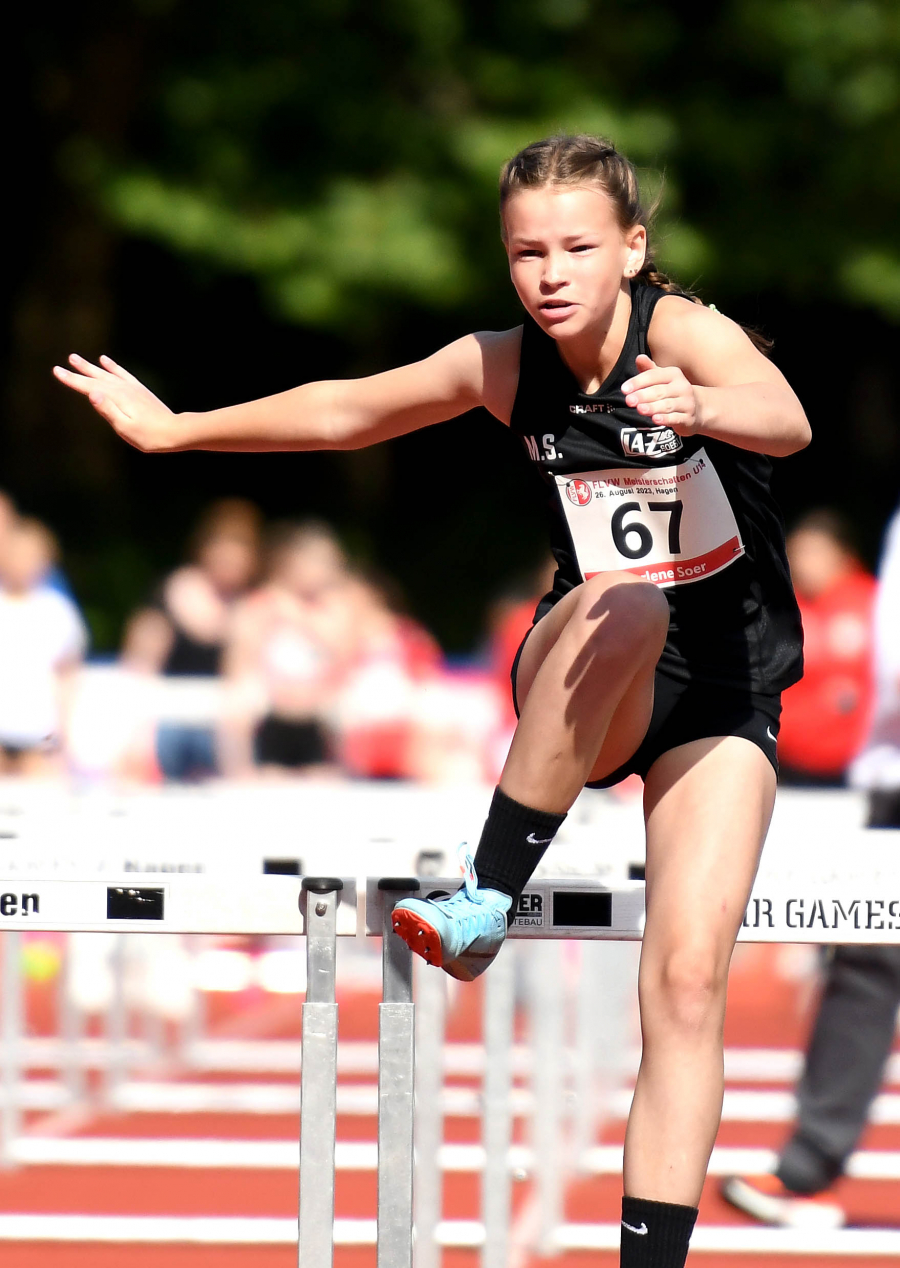 Marlene Soesr (W12) vom LAZ Soest läuft die 60-Meter-Hürden in 13,32 Sekunden. - Foto: Bottin