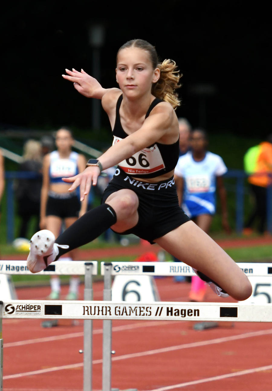 Nia Ferige (W13) vom LAZ Soest erzielt als Siegerin des B-Finales über 60-Meter-Hürden in 10,46 Sekunden eine neue persönliche Bestleistung und wird Gesamt-Siebte. - Foto: Bottin