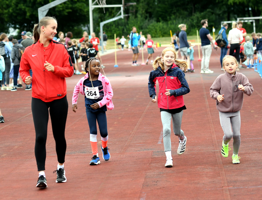 So gehts: Eine Dortmunder Trainerin zeigt ihren Sch&uuml;tzlingen die richtige Haltung beim Absprung. Foto: Bottin