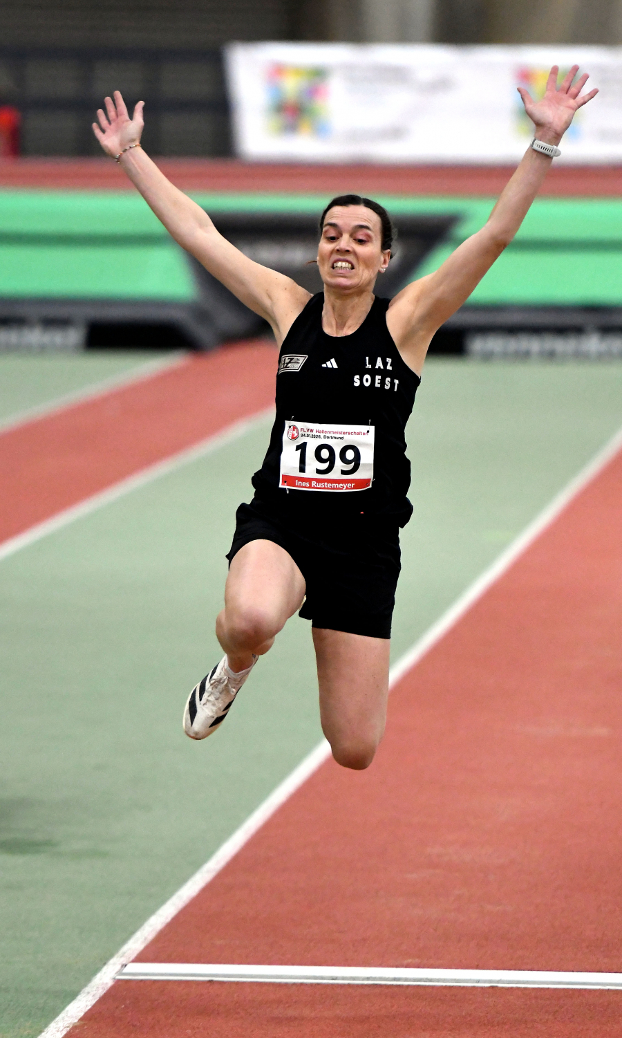 Mit 4,06 Metern holte sich Ines Rustemeyer vom LAZ Soest bei den Westf&auml;lischen Hallenmeisterschaften der Masters in der Dortmunder Helmut-K&ouml;rnig-Halle. Foto: Bottin