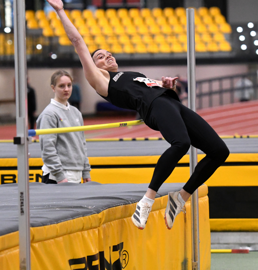 Mit 1,32 Metern zum W50-Meistertitel und zur DM-Norm im Hochsprung: Ines Rustemeyer qualifizierte sich auch &uuml;ber 60 Meter und 200 Meter f&uuml;r die Deutschen Hallenmeisterschaften der Masters. Foto: Bottin