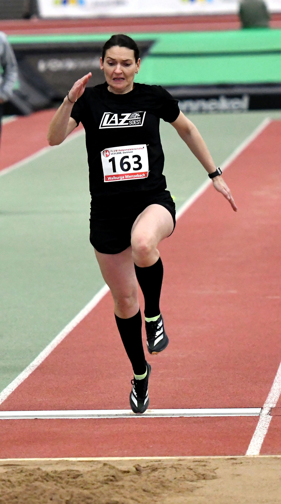 Weitsprung-Silber und im 60-Meter-Sprint die Qualifikation f&uuml;r die deutschen Meisterschaften: Dr. Walburga Menzebach (W50) vom LAZ Soest hatte bei den Westfalenmeisterschaften in Dortmund allen Grund zur Freude. Foto: Bottin