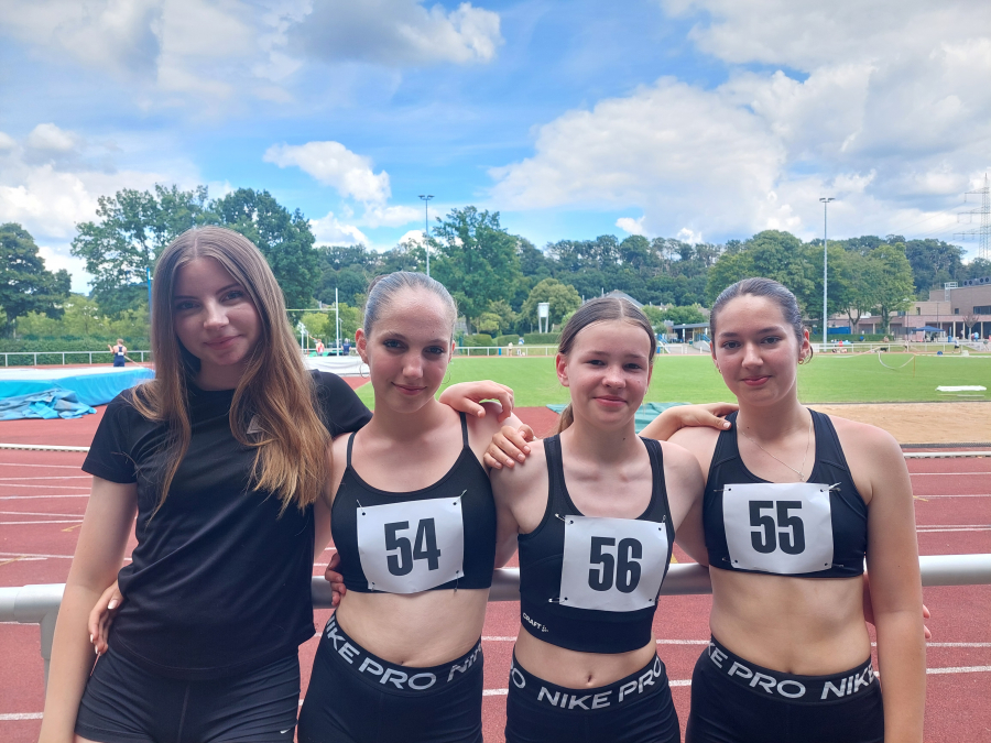 Die U16-Staffel des LAZ sprintete in Leichlingen zur neuen Bestzeit (von links): Charlotte Stein, Anna Lehde, Marlene Soer und Amelie Menzebach. Foto: Straub