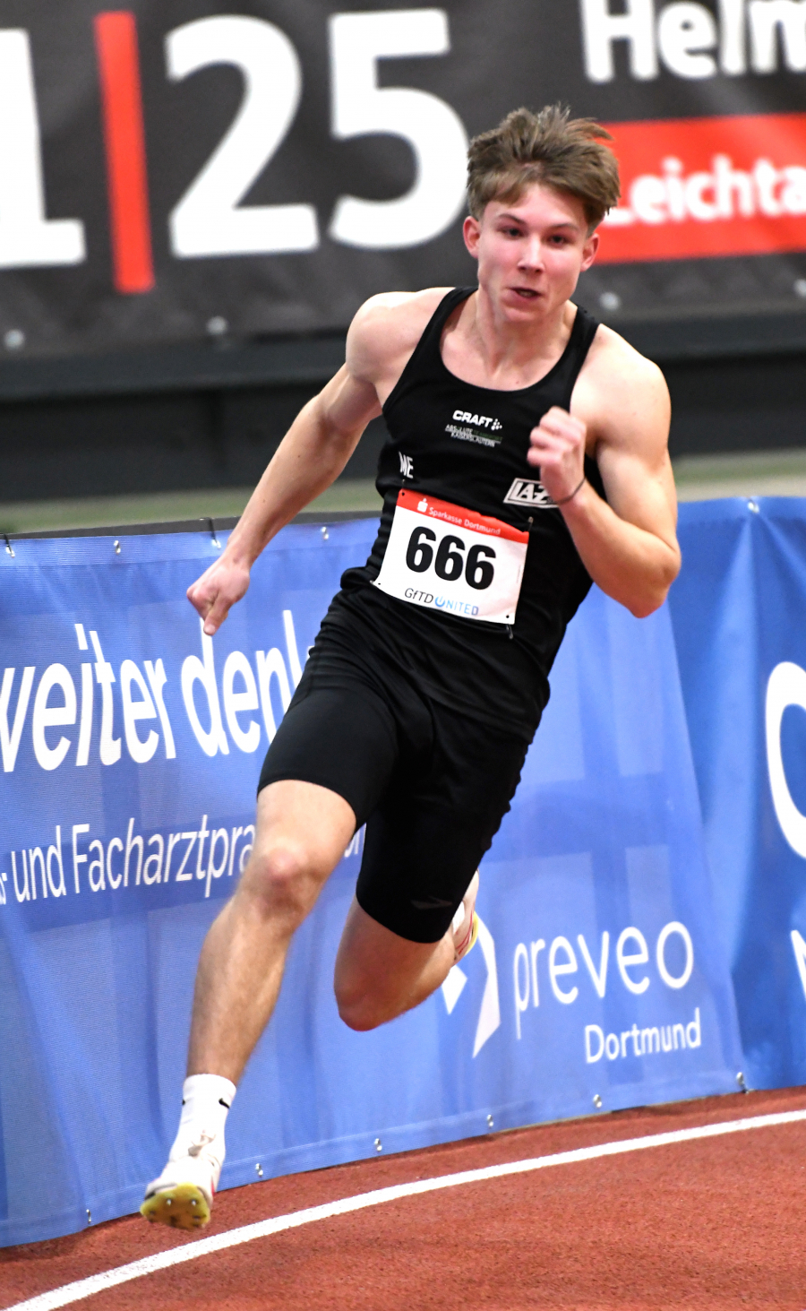 Matthis Eckhoff (m.J. U18) vom LAZ Soest legte die 200 Meter in 23,86 Sekunden zur&uuml;ck. Foto: Bottin