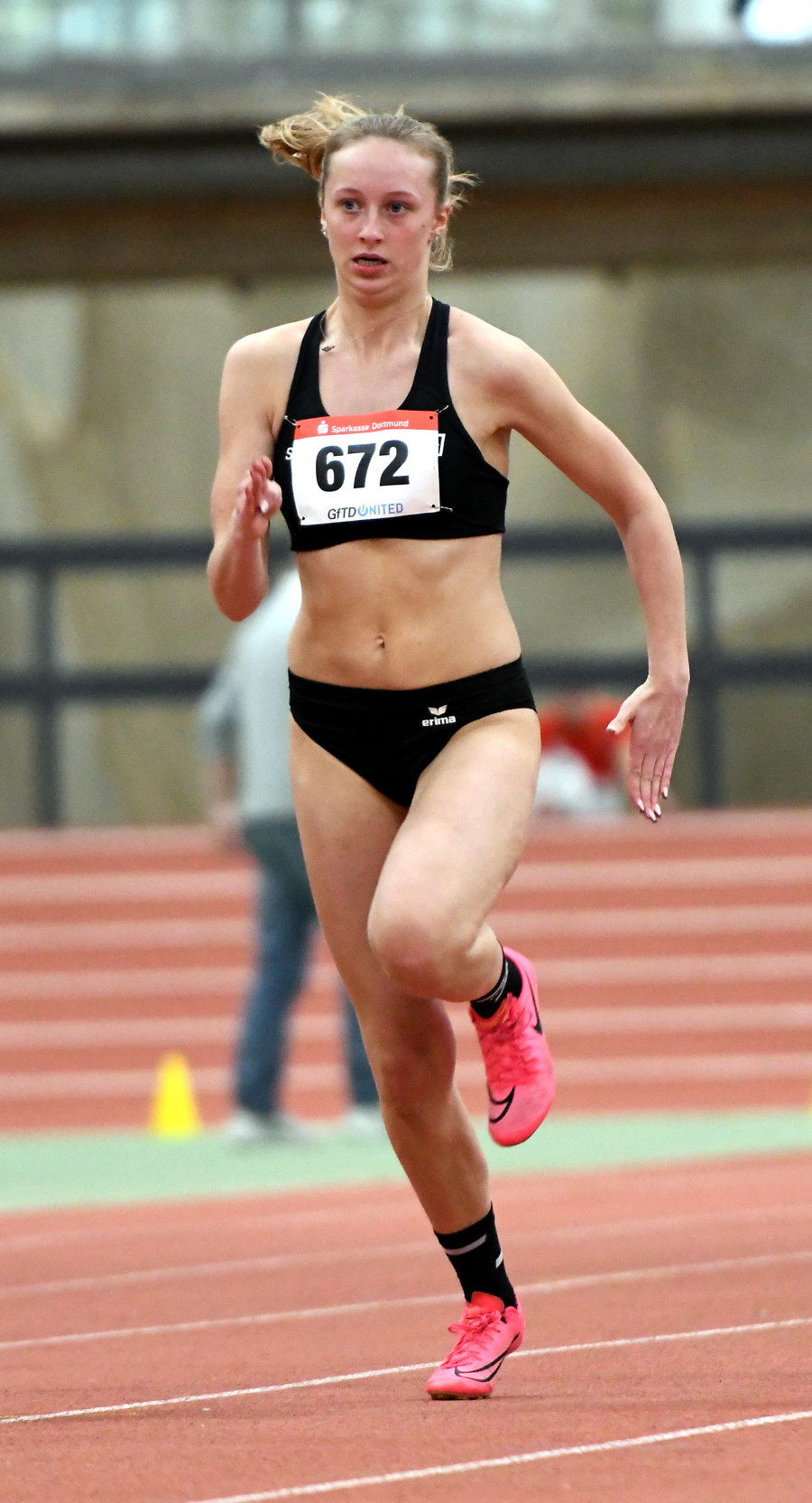 Sophie Martin (w. J. U18) vom LAZ Soest legte die 60 Meter in Dortmund in 8,19 Sekunden zurück. Für die 200-Meter-Hallenrunde wurden für sie 26,91 Sekunden notiert. Foto: Bottin