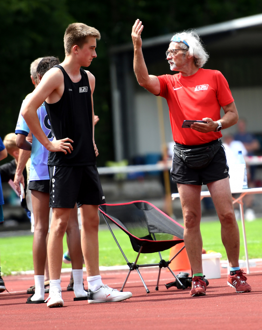 Anweisungen von Trainer Ralf Reinhardt: LAZ-Mehrkampftalent Rafael Hesse (M14) qualifizierte sich in Blomberg f&uuml;r die Deutschen Meisterschaften im Neunkampf und stellte im Vierkampf eine nationale Jahresbestleistung f&uuml;r seine Altersklasse auf. Foto: Bottin